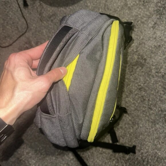 North Face Recon Backpack, Black/Yellow, 30 Liters - Picture 5 of 8